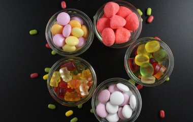 Чи можна їсти солодке на ніч: як це впливає на сон