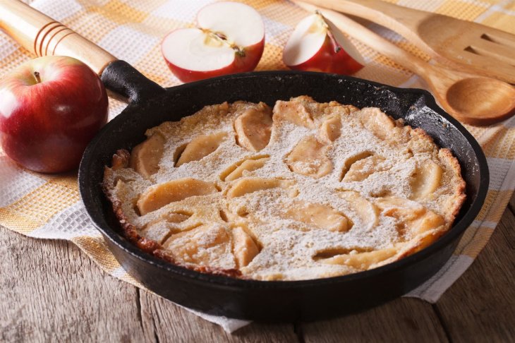 Яблочный пирог без масла: всего 15 минут подготовки, а через час волшебный результат