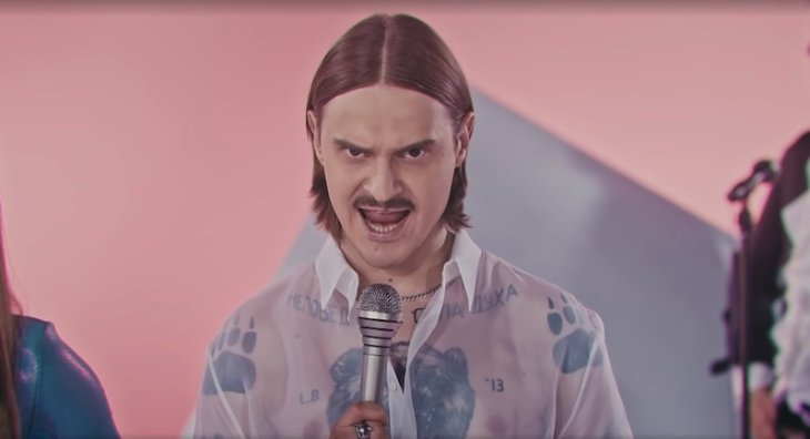 Ильич из Little Big оторвал себе усы во время концерта