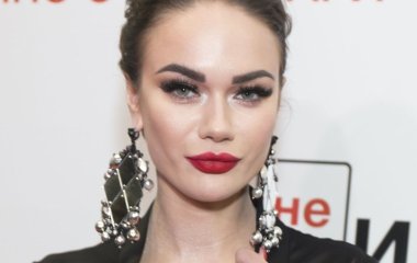 «Шикарна и сексуальна»: Кошкина подразнила пышным бюстом в латексном бикини