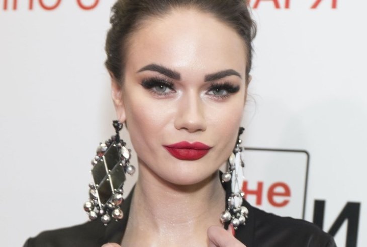 «Шикарна и сексуальна»: Кошкина подразнила пышным бюстом в латексном бикини