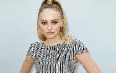 Лили-Роуз Депп надела маленькое черное платье на вечеринку Chanel 