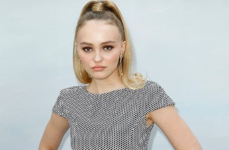 Лили-Роуз Депп надела маленькое черное платье на вечеринку Chanel 
