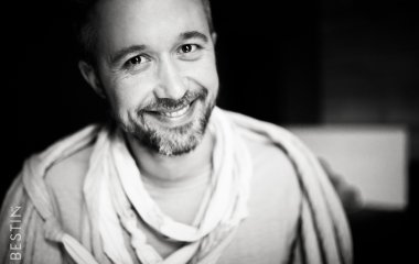 Сергей Бабкин показал, как занимается йогой 