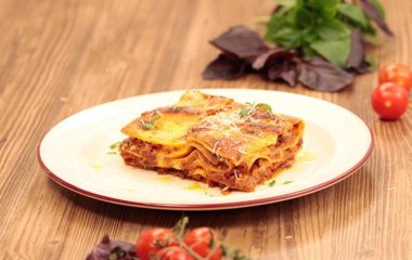 Мясная лазанья с соусом бешамель