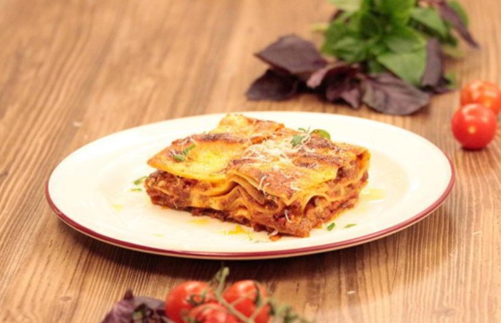 Мясная лазанья с соусом бешамель