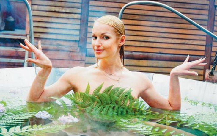 Опять голая: Волочкову осудили за снимок с веником 