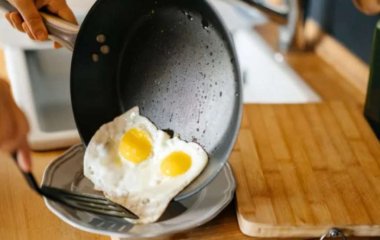 Чем одна царапина на сковороде с антипригарным покрытием может навредить здоровью, рассказали ученые