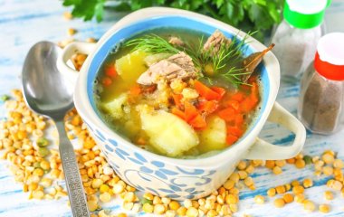 Ароматный гороховый суп с зеленью и хрустящими гренками