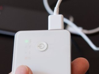 Навіщо потрібна кнопка на портативному павербанку: не всі про це знають