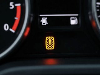 Що означає індикатор тиску в шинах і чому він може горіти за нормального тиску