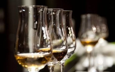 Кардіолог пояснив, як пити алкоголь, щоб він розріджував кров та розширював судини.