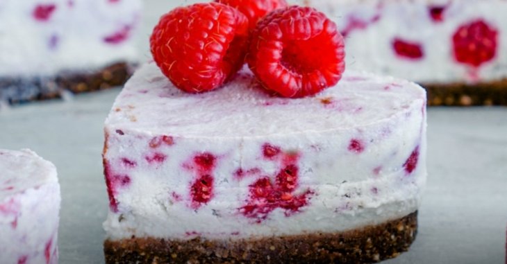 Веганские кокосовые пирожные с малиной