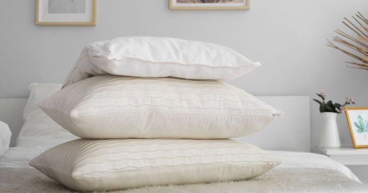 Як швидко позбутися жовтих плям на подушках без прання: допоможе цей дешевий аптечний засіб