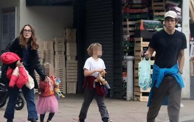 Редкий семейный выход: Киру Найтли засняли с мужем и детьми на прогулке