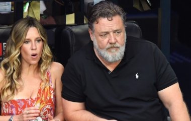 59-летний Рассел Кроу отдыхает с молодой возлюбленной и сыновьями в Италии (фото)