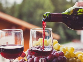 Эксперты рассказали, действительно ли красное вино в небольших количествах полезно для организма