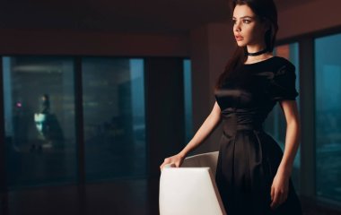 Модные атласные платья в коллекциях сезона весна-лето 2019, фото