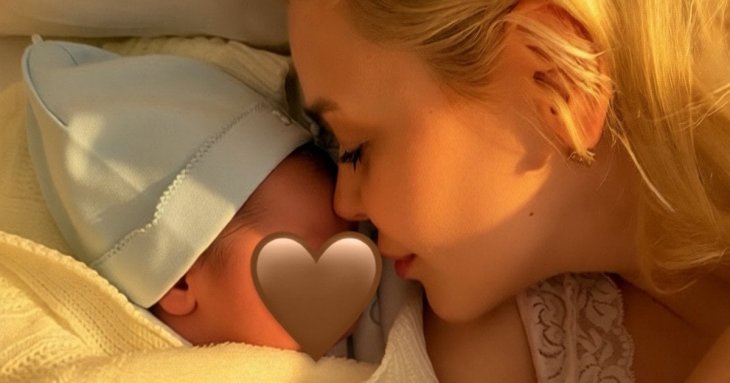 Аліна Гросу поділилася першими кадрами з чоловіком і новонародженим сином з пологового