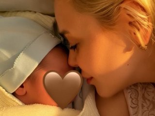 Аліна Гросу поділилася першими кадрами з чоловіком і новонародженим сином з пологового