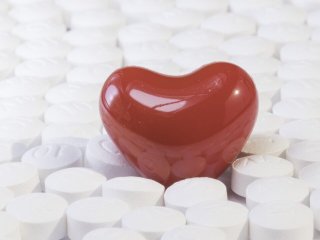 Закололо сердце — накапаю корвалола: эксперты объяснили опасность лекарств на травах