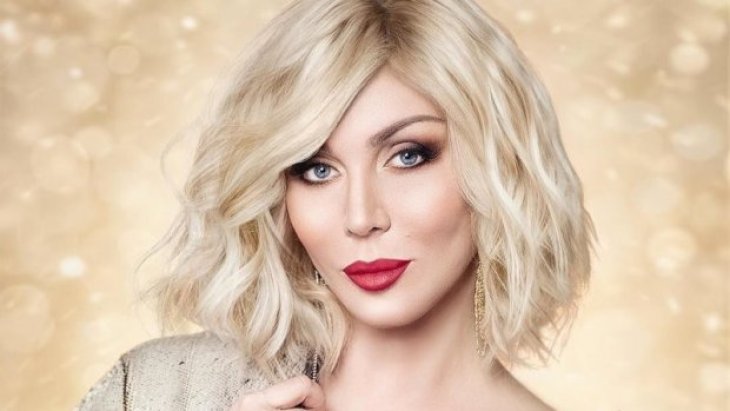 Даже дома Ирина Билык делает укладку и наносит тонну косметики: «Скажите, что я не одна такая»