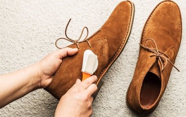 Як почистити замшеве взуття від плям: допоможе засіб, який є майже в кожній ванній