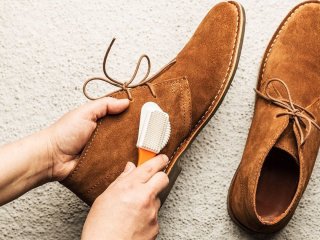 Як почистити замшеве взуття від плям: допоможе засіб, який є майже в кожній ванній