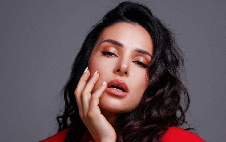 Злата Огневич в облегающем наряде похвасталась соблазнительными изгибами