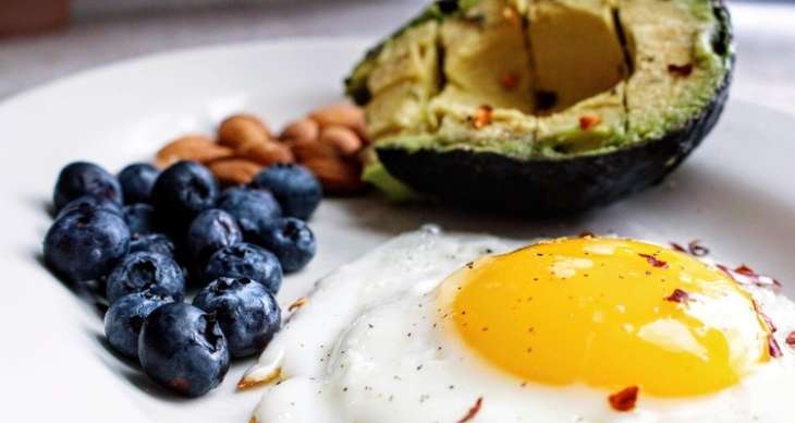 Диетолог раскрыла, какой завтрак способствует накоплению жира