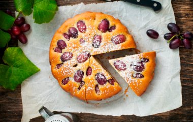 Шарлотка с виноградом