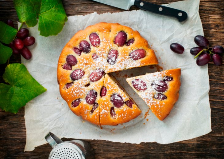 Шарлотка с виноградом