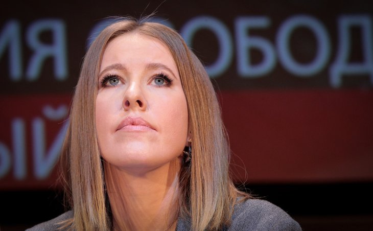 Ксения Собчак позировала в бежевом костюме