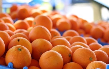 Як мити цитрусові, щоб видалити віск та мікроби, та чи допоможе звичайна вода