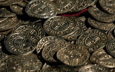 Ремонт, що змінив життя: під будинком пенсіонера знайшли середньовічний скарб