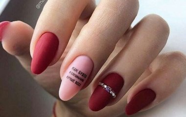 Модный маникюр и дизайн ногтей с надписями, фото