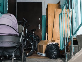 Ці речі категорично не можна залишати у під’їзді, навіть за згоди мешканців: які причини заборони