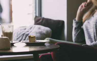 Как женщине соседи предложили доесть салат и торт