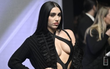 26-летняя дочь Мадонны Лурдес полностью разделась в мистическом клипе, на который ее вдохновила мама