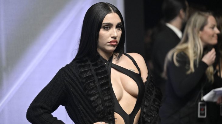 26-летняя дочь Мадонны Лурдес полностью разделась в мистическом клипе, на который ее вдохновила мама