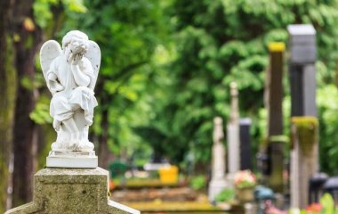Коли краще прибирати на кладовищі перед Великоднем: традиції та рекомендації
