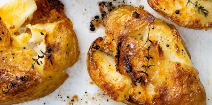 Как вкусно запечь мягкий картофель в кожуре: идея от известного шеф-повара
