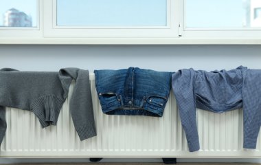 Експерти відповіли, чи можна сушити мокрі речі на батареї: ви будете здивовані
