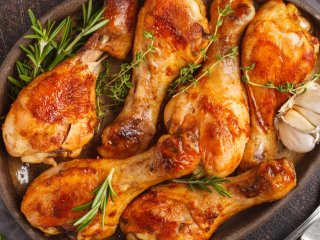 Сытный и простой ужин: рецепт куриных голеней с шампиньонами в горчичном соусе