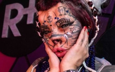 Дівчина видалила собі ніс і зробила тату на очах, щоб стати людиною-зомбі-кішкою – фото