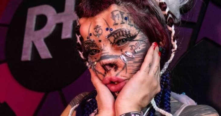 Дівчина видалила собі ніс і зробила тату на очах, щоб стати людиною-зомбі-кішкою – фото