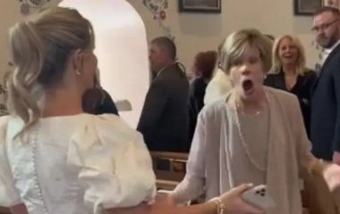 Наречена переробила весільну сукню бабусі: відео до і після та реакція рідної людини