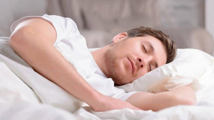 Ученые назвали оптимальную продолжительность сна для студентов