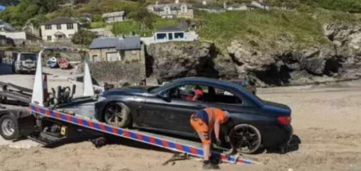 Водитель припарковался на пляже и насмешил сеть: BMW смыло в море