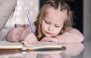 Нейропсихолог розповіла, чим небезпечне переучування дітей із шульги до правшів
